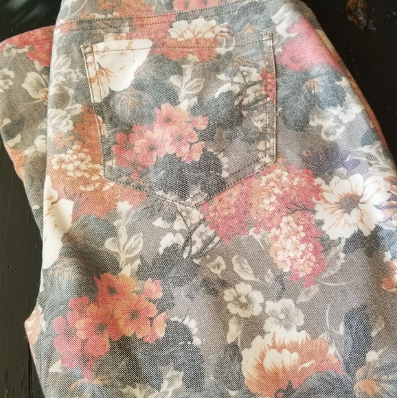 New York & Company Fall Floral Print Ankle Jeans - Picture 5 of 9